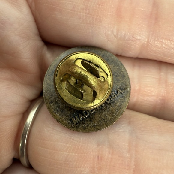 ABC League Champion Bowling Pin 1991-1992 Made in USA gold tone lapel pin award - Picture 2 of 2